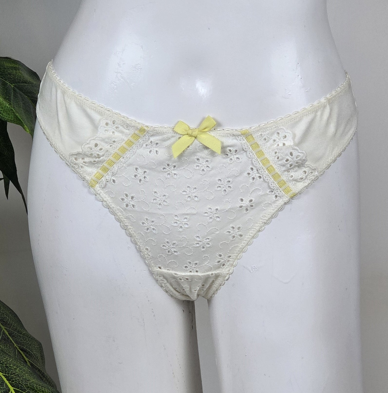 M&S Limited Collection Cotton Rich Broderie Thong